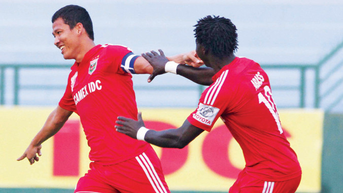 Anh Đức (trái) ăn mừng bàn thắng quý giá giúp B.Bình Dương vươn lên ngôi đầu bảng V-League 2015. Ảnh: VSI.