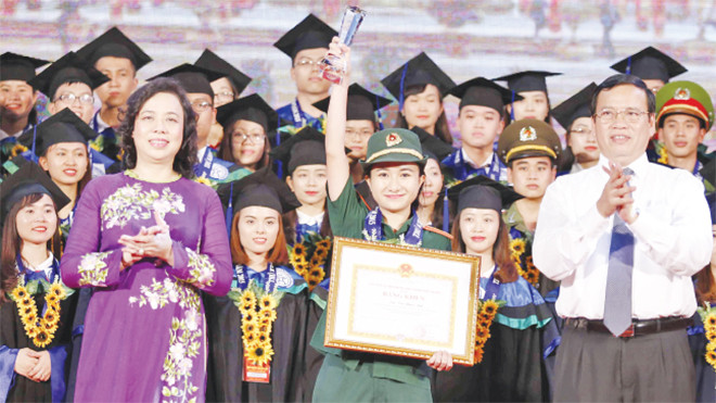 Phó Chủ tịch kiêm Tổng Thư ký Ủy ban T.Ư MTTQ Việt Nam Vũ Trọng Kim và Phó Bí thư thường trực Thành ủy Hà Nội Ngô Thị Thanh Hằng trao bằng khen và biểu trưng cho các thủ khoa xuất sắc. Ảnh: Đông Hà.
