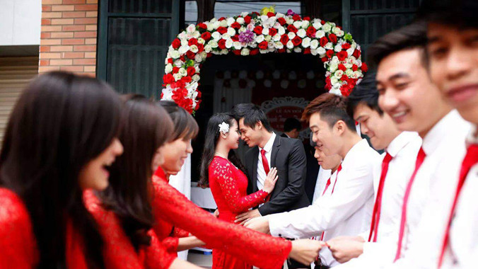 Đội bê tráp đám cưới thuê chụp ảnh cùng cô dâu, chú rể.