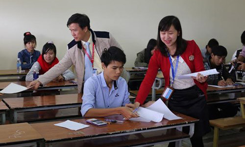 Các thí sinh thi lại môn toán ở Đà Lạt. Ảnh: Thanh Niên.