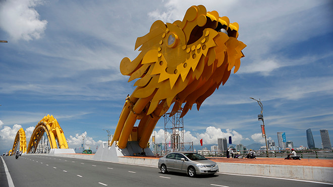 Sau 30 năm đổi mới, nhiều công trình hiện đại đã được xây dựng khắp mọi miền đất nước. Trong ảnh: Cầu Rồng ở Đà Nẵng. Ảnh: Hồng Vĩnh.