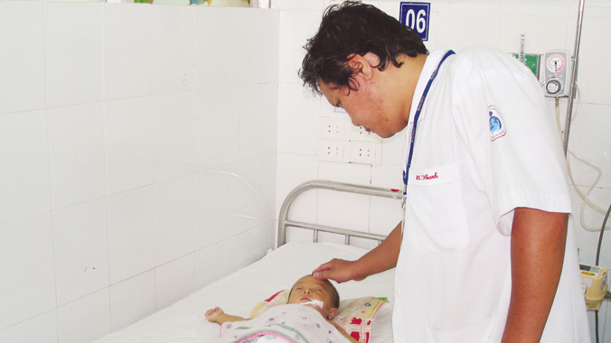 Với ông, những bệnh nhi là những “đứa con” đáng yêu.