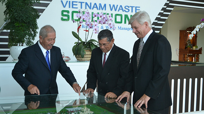 Ông Kevin Moore và các chuyên gia nước ngoài tại dự án của VWS.