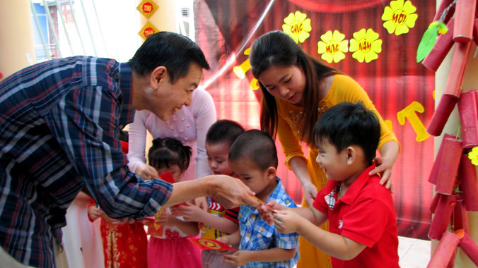 Cô chú mừng tuổi cho con cháu ngày Tết đầu năm. Ảnh: Anh Tuấn.