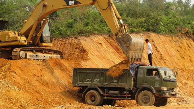 Ồ ạt khai thác đất lậu.