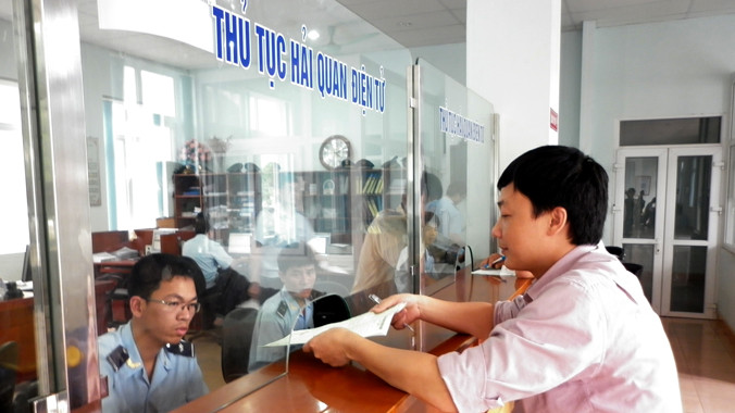 Nhiều doanh nghiệp xuất nhập khẩu nói rằng, một số thủ tục và chi phí thông quan hiện nay bất hợp lý. Ảnh: Phạm Anh.