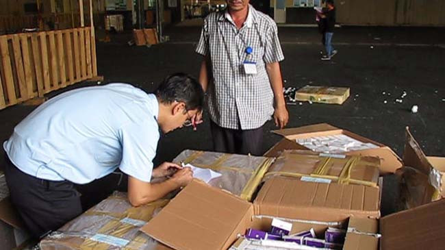 Số lượng lớn tân dược nhập lậu bị phát hiện ngày 13/7. Ảnh: Ngô Bình.