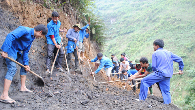 Thanh niên làm đường tại Tà Xi Láng (Yên Bái). Ảnh: Duy Ngợi.