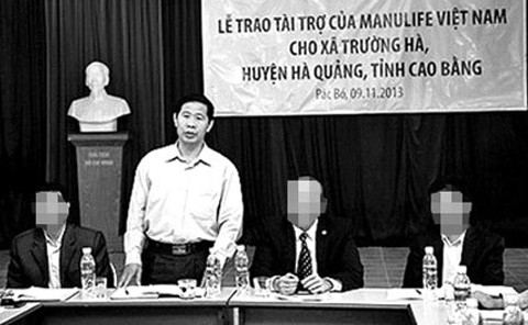 Ông Lãnh Đức Dũng (người đứng).