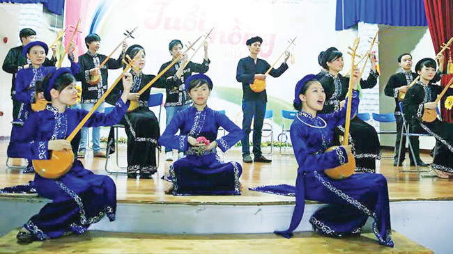 CLB biểu diễn trong Liên hoan Giai điệu Lạc hồng năm 2013.