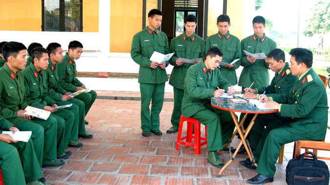 Chiến sĩ Tiểu đoàn 4, Trung đoàn 335, Sư đoàn 324 nhận tiền tiết kiệm trước ngày trở về địa phương.