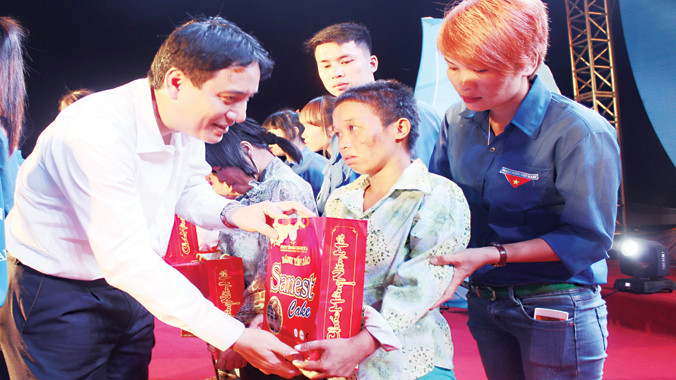 Anh Nguyễn Đắc Vinh, Bí thư thứ Nhất T.Ư Đoàn trao quà cho trẻ em khuyết tật có hoàn cảnh khó khăn ở huyện Sóc Sơn. Ảnh: Quang Lộc.