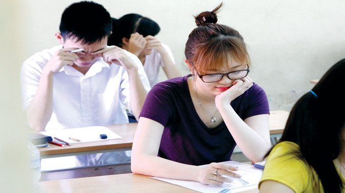 Thí sinh làm bài thi tại điểm thi Đại học Giao thông Vận tải. Ảnh: Như Ý.