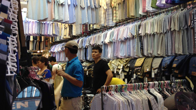 Công ty CP Vật liệu xây dựng Hà Nội thu được từ 70 đến 78 triệu đồng/tháng nhờ mang cửa hàng 17 Hàng Ngang “liên doanh liên kết”. Ảnh: Hà Anh.