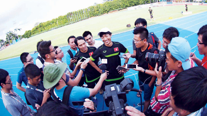 HLV Miura (giữa) xác định U23 Malaysia là đối thủ chính cạnh tranh 1 trong 2 vé vào bán kết với U23 Việt Nam.