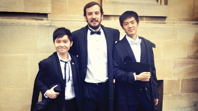 Hải Đăng (ngoài cùng bên trái) chụp ảnh cùng những người bạn của mình.