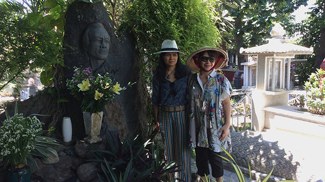 Bà Trịnh Vĩnh Trinh (phải) viếng mộ và thắp hương báo cáo anh trai việc Hà Nội đặt tên đường Trịnh Công Sơn (26/8), ra mắt học bổng Trịnh Công Sơn (28/8) và khoá Trịnh Công Sơn Học tại ĐH UCLA - Mỹ đã sang năm thứ hai. Ảnh: TL gia đình.