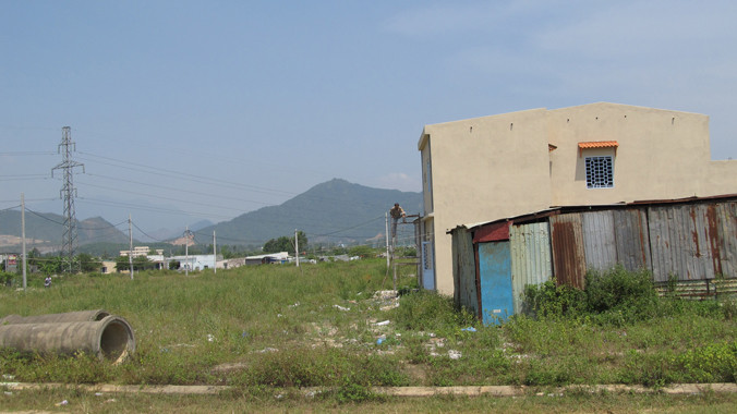 ĐB cho rằng UBND thành phố chưa trả lời rõ ràng vụ “ém” đất tái định cư (trong ảnh: một trong những lô đất TĐC ở Đà Nẵng). Ảnh: Nam Cường.