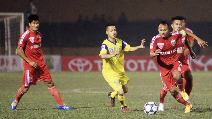Các cầu thủ B.Bình Dương (đỏ) sẽ giữ chắc ngôi đầu dù phải làm khách tại Tân An?. Ảnh: VSI.