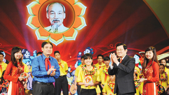 Chủ tịch nước Trương Tấn Sang và Bí thư thứ nhất T.Ư Đoàn Nguyễn Đắc Vinh trao hoa, biểu trưng cho đại biểu Cháu ngoan Bác Hồ tiêu biểu toàn quốc. Ảnh: Xuân Tùng.