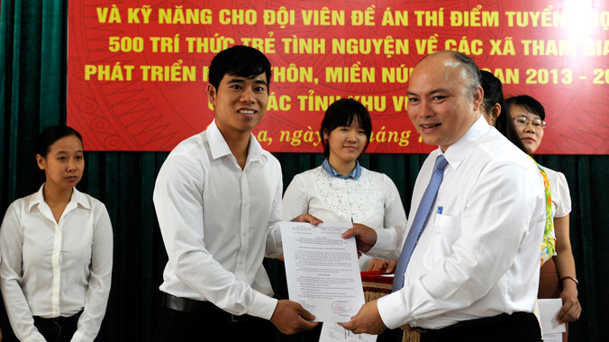 Tiến sĩ Vũ Đăng Minh trao quyết định khen thưởng 9 đội viên có thành tích xuất sắc trong học tập và công tác của lớp bồi dưỡng. Ảnh: Xuân Tùng.