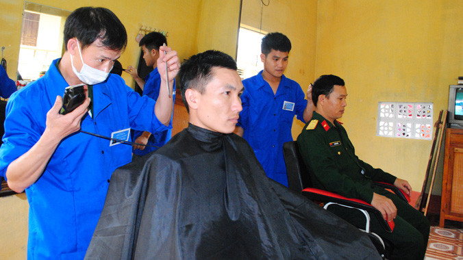 Phòng cắt tóc thanh niên của Lữ đoàn 215, Binh chủng Tăng-Thiết giáp. Ảnh: Duy Ngợi.