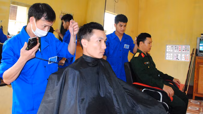 Phòng cắt tóc thanh niên của Lữ đoàn 215, Binh chủng Tăng-Thiết giáp. Ảnh: Duy Ngợi.