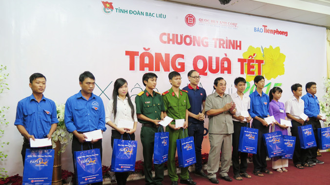 Ông Dương Thành Trung, Phó Bí thư Tỉnh ủy Bạc Liêu cùng ông Nguyễn Mạnh Quý đại diện Cty CP Quốc Huy Anh trao quà tại Bạc Liêu. Ảnh: Tiến Hưng.