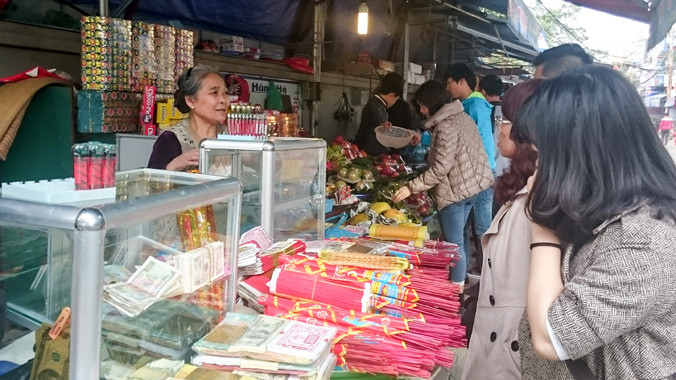 Tiền lẻ được bày trong tủ kính trước cổng vào phủ Tây Hồ, Hà Nội ngày 28/1. Ảnh: Như Ý.