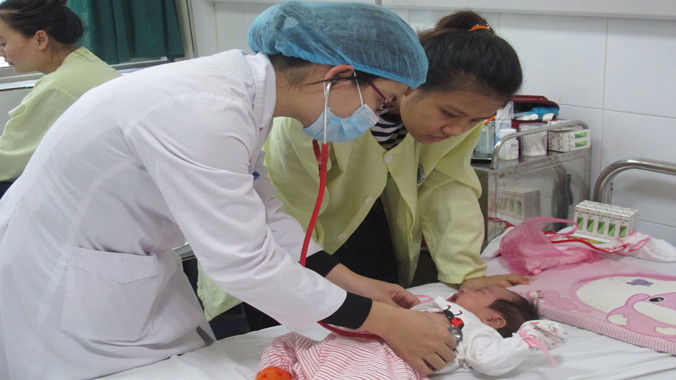 Bác sĩ kiểm tra sức khỏe cho bệnh nhi bị ho gà tại BV Nhi T.Ư.