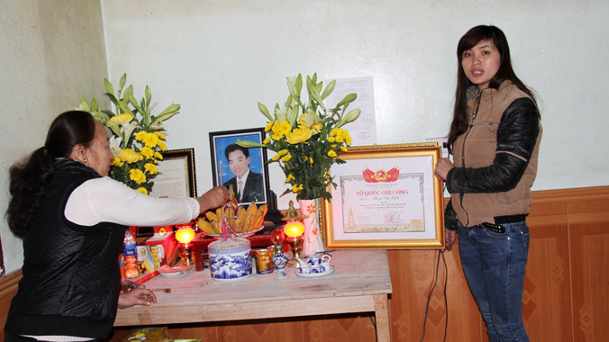 Mẹ và vợ liệt sĩ Phạm Văn Thời.