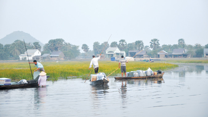 Thuốc lá lậu được đưa từ Campuchia tập kết tại Bến Xuồng, Hà Tiên (Kiên Giang). Ảnh: Hồng Lĩnh.