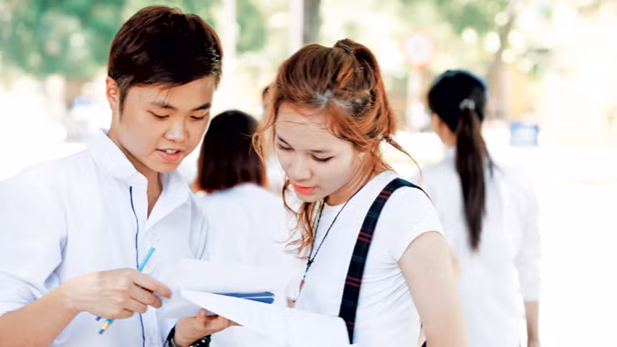 Thí sinh trao đổi sau giờ thi môn Toán tại điểm thi ĐH Bách khoa Hà Nội trưa 1/7. Ảnh: Hồng Vĩnh.
