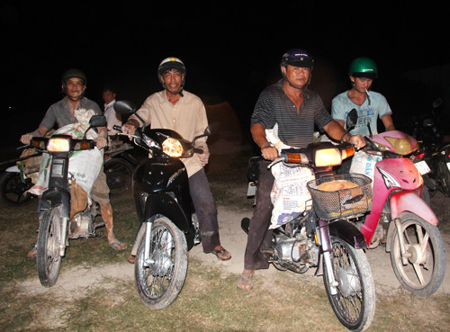 Nhóm thợ đào giếng cứu bé gái dưới giếng sâu. Ảnh: Vnexpress.