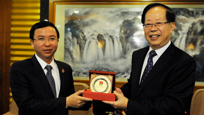 Bí thư T.Ư Đoàn TNCS Hồ Chí Minh Đặng Quốc Toàn (bìa trái) tặng quà lưu niệm cho Phó Bí thư Đảng ủy Khu tự trị dân tộc Choang Quảng Tây Nguy Triều An.