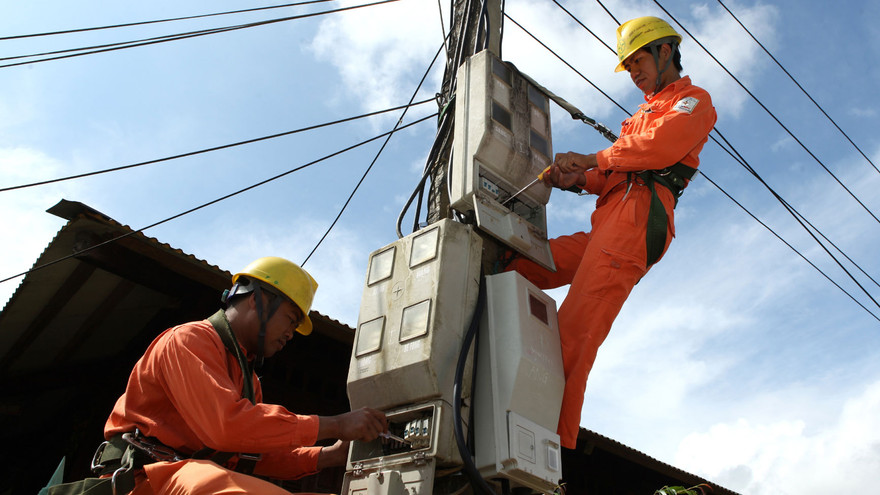 EVN cần nâng cao năng suất lao động, minh bạch để tính toán giá điện hợp lý cho khách hàng trong đó có người nghèo. Ảnh: Như Ý.