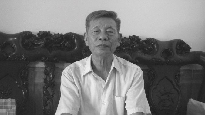 Bác Ðoàn Bá Tụng đang tiếp chuyện phóng viên