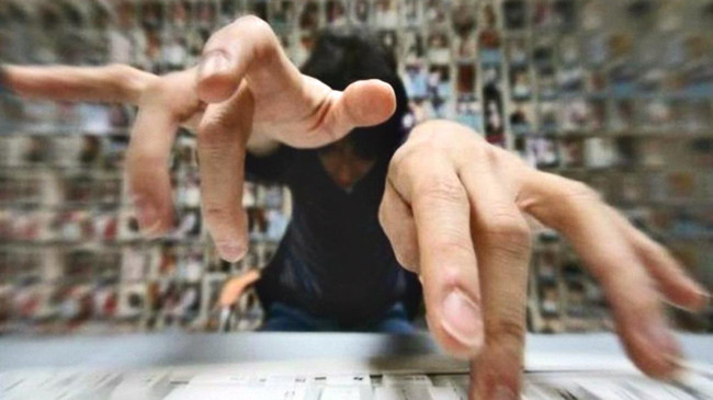 Vì những phát xét lạnh lùng, cay nghiệt của “anh hùng bàn phím”, có người đã phải tìm đến cái chết. Ảnh: Xuân Tùng.