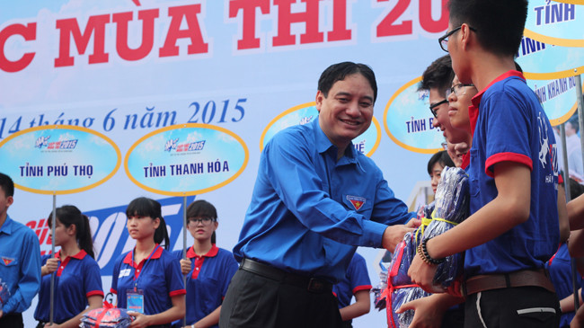 Bí thư thứ nhất T.Ư Đoàn Nguyễn Đắc Vinh tặng quà cho các tình nguyện viên tại lễ ra quân “Tiếp sức mùa thi”.