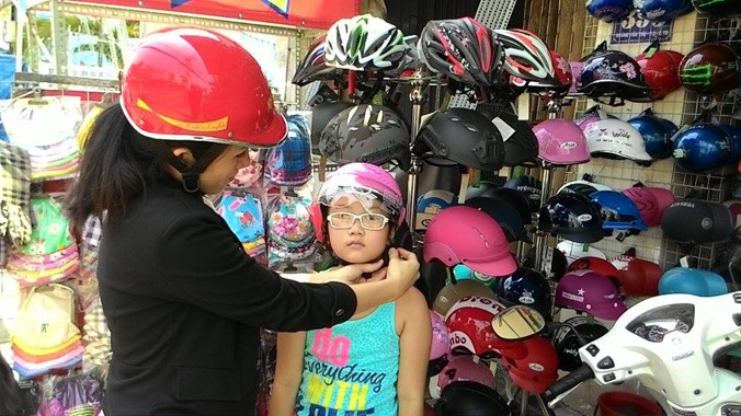 Bí mật ghi hình trẻ không đội mũ bảo hiểm