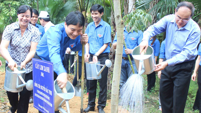 Chủ tịch UBT.Ư MTTQ Việt Nam Nguyễn Thiện Nhân cùng Ban Bí thư T.Ư Đoàn trồng cây tại khu di tích lịch sử Kim Bình.