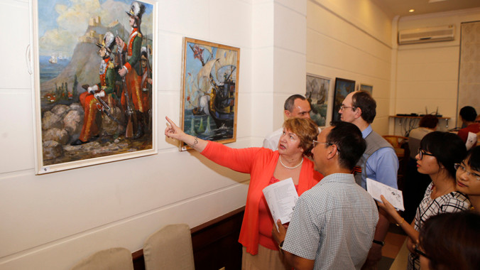 Chuyên viên Trung tâm Khoa học và Văn hóa Nga giới thiệu các tác phẩm với người xem. Ảnh: Như Ý.