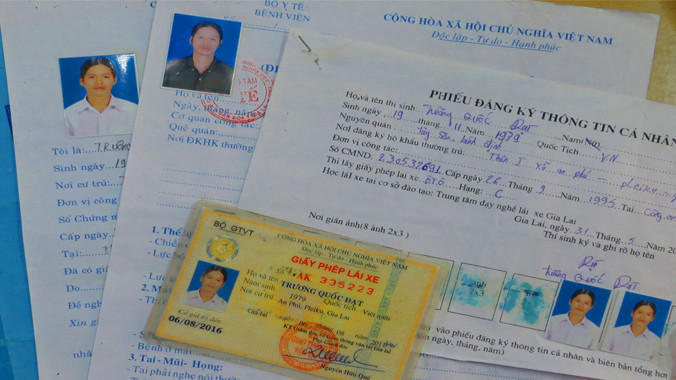 GPLX và hồ sơ giả.