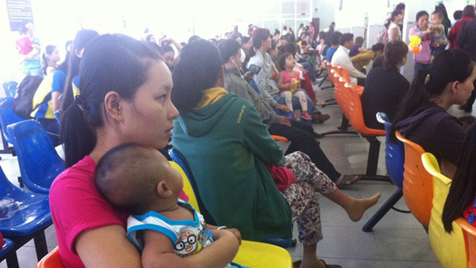 Người dân đến Viện Pasteur TPHCM chích ngừa được thông báo một số vắc xin dịch vụ đã hết hàng. Ảnh: Quốc Ngọc.