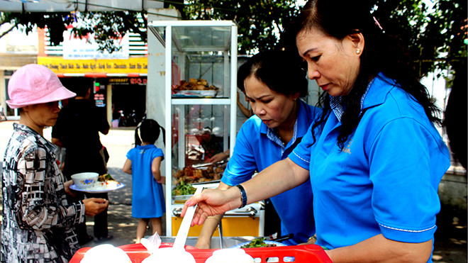 Suất cơm 5 nghìn đầy ý nghĩa. Ảnh: Huỳnh Thủy.