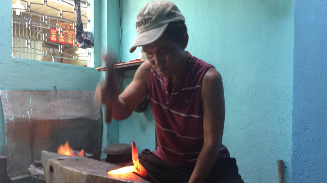 Ông Lê Văn Châu, chủ lò rèn “độc nhất vô nhị” ở Sài Gòn.
