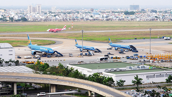 Cục Hàng không Việt Nam mời cán bộ Bộ Tài chính đi nước ngoài để xây dựng thông tư làm mất tính khách quan. Trong ảnh: Cảng Hàng không miền Nam. Ảnh: Hồng Vĩnh.