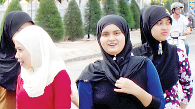 Đa dạng khăn phụ nữ Chăm