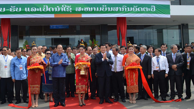 Lễ cắt băng khánh thành sân bay quốc tế Át-ta-pư. Ảnh: TTXVN.