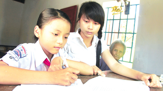 Được sự đỡ đầu động viên của các anh chị ĐVTN, chị em Thoa luôn cố gắng học tập, chăm ngoan. Ảnh: Hoài Văn.
